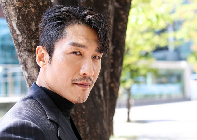 池贤宇穿黑色条纹西装帅气逼人 单手托腮上演迷人"侧颜杀"