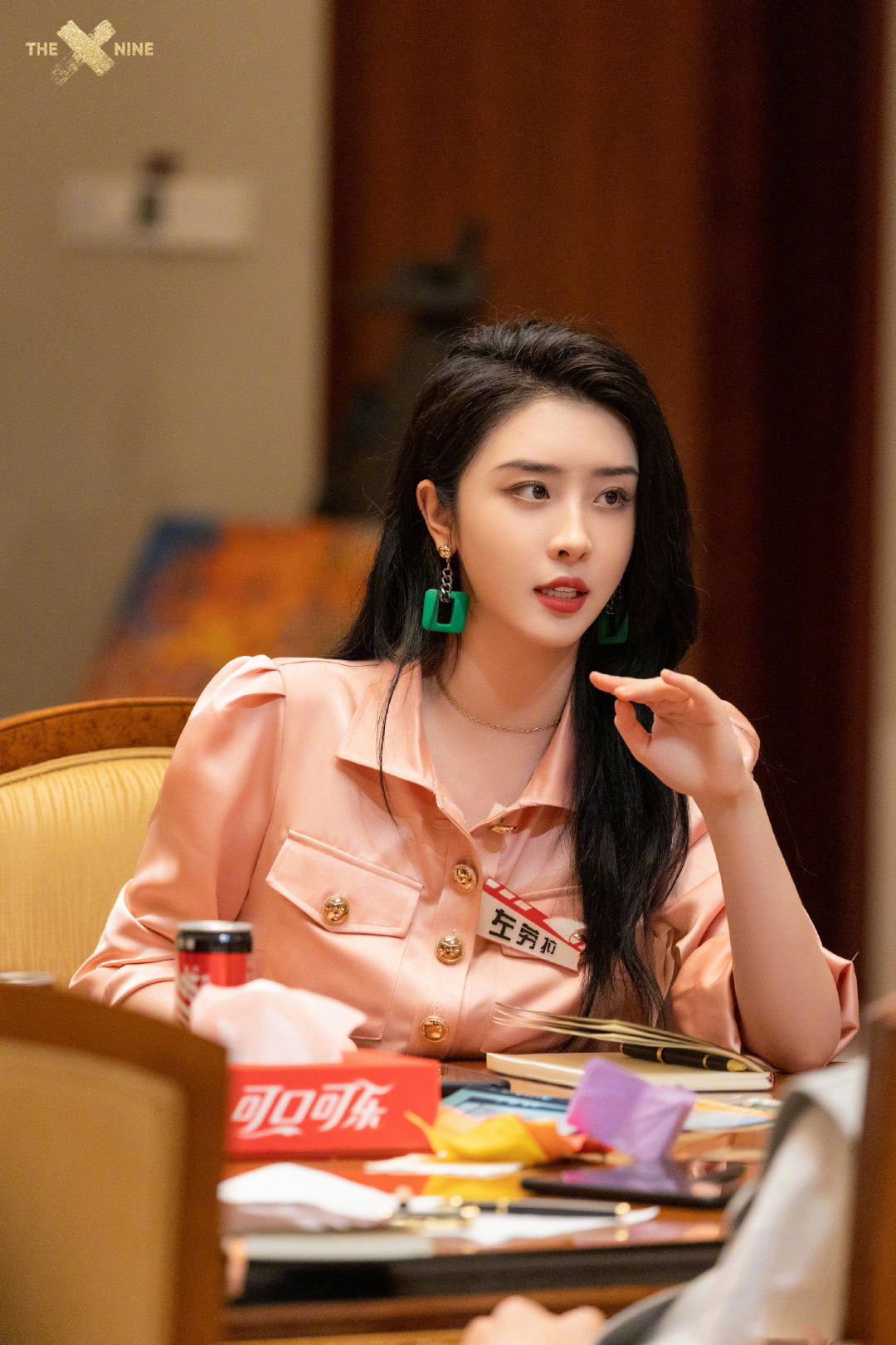 赵小棠综艺造型曝光,身着粉橙色上衣,搭配绿色耳饰和橙色丝巾_高清