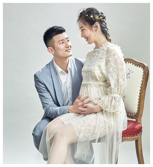 王适娴与谌龙的恋情进一步升温,两人在2017年底领证结婚