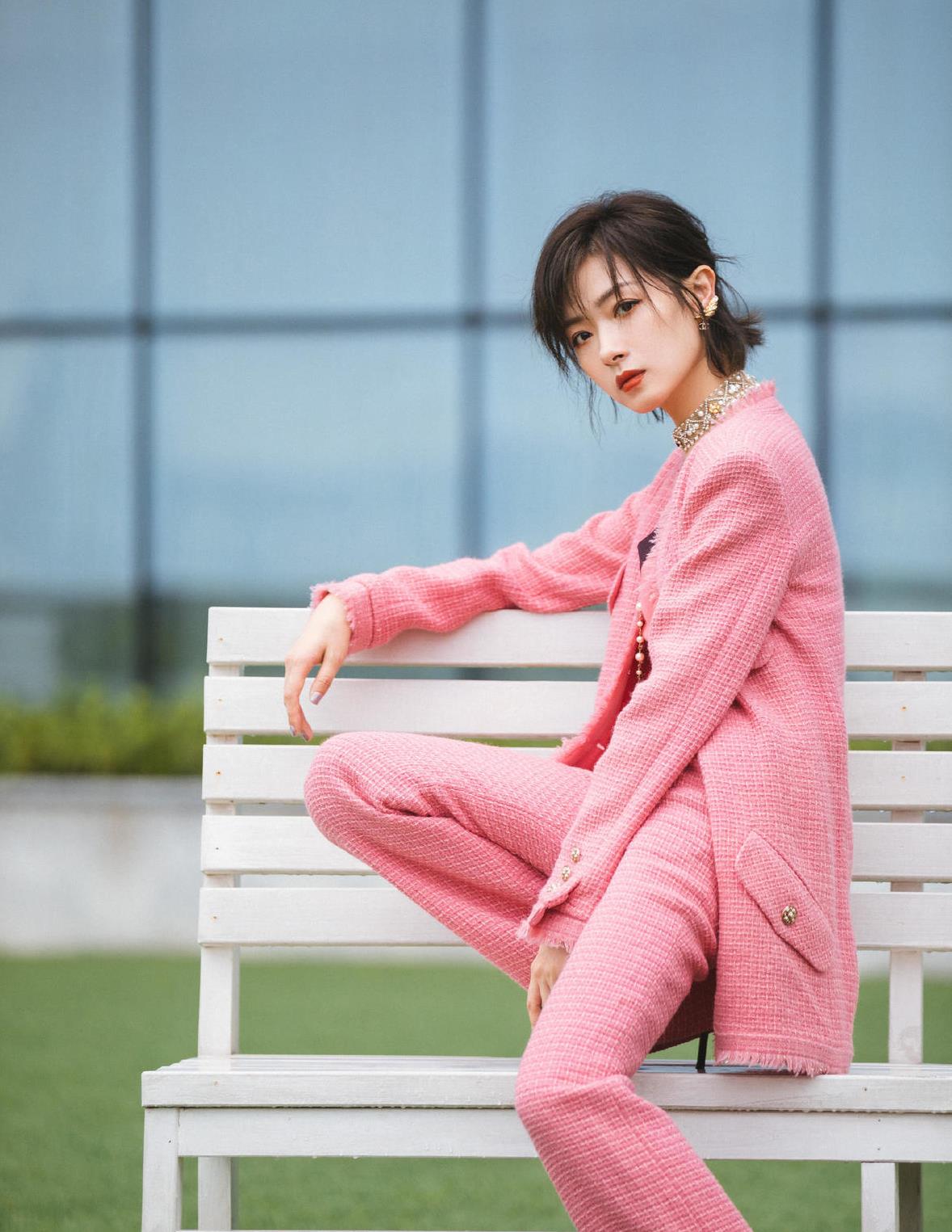 万茜贵妇范十足穿香奈儿风格套装高贵优雅但照样有少女感