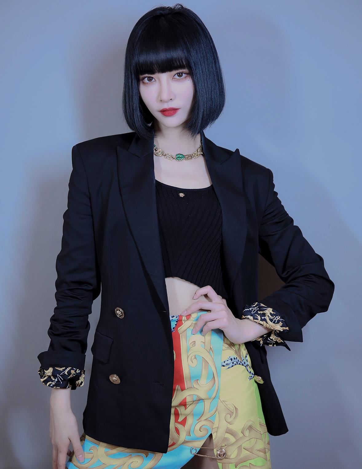 许佳琪新综艺双面魅力,短发齐刘海暗黑日系,羊角辫又娇俏稚气