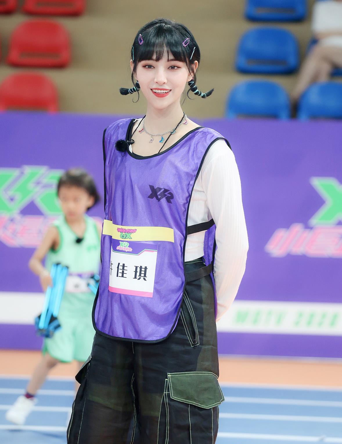 许佳琪新综艺双面魅力,短发齐刘海暗黑日系,羊角辫又娇俏稚气