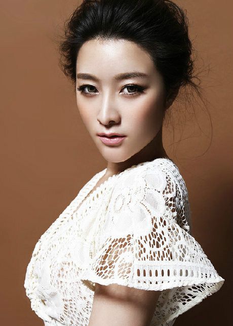 歌手王雯一袭白色蕾丝礼服裙,优雅动人,高级感十足!