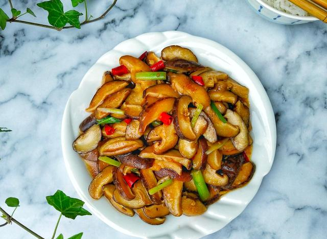 我家炒香菇从来不加肉炒前加一步滋味好鲜香更好吃