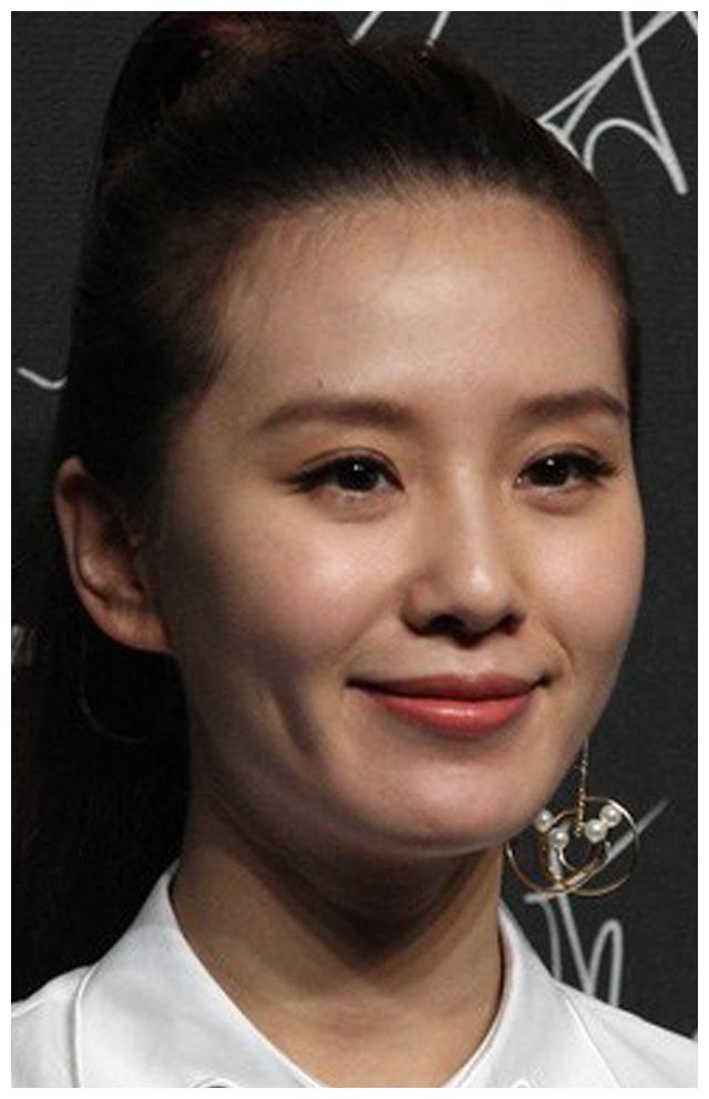 刘诗诗穿修身t恤现身活动,照片未修素颜流出,脸色暗黄下巴臃肿