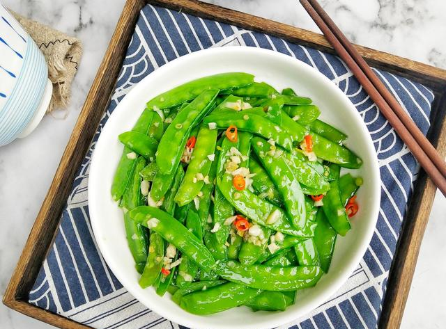 教你在家做蒜泥荷兰豆色泽碧绿口感清脆比饭店卖的还好吃