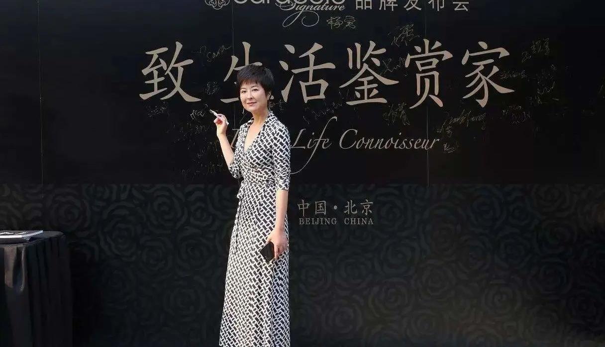 47岁张泉灵老了，穿紫色连衣裙面部发福明显，好在韵味犹存__财经头条