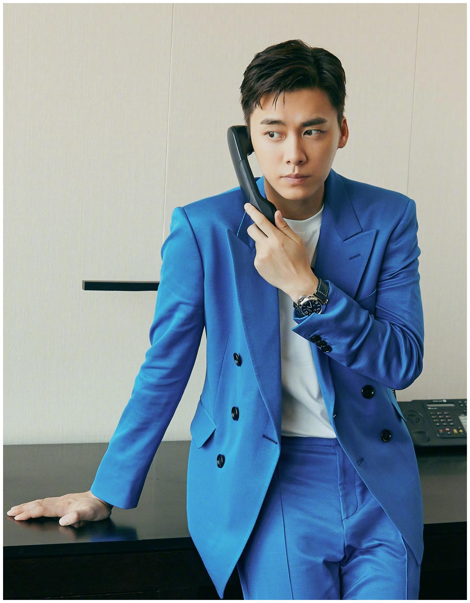 李易峰宝石蓝西装,活动造型十分养眼!|李易峰|造型|活动_新浪新闻