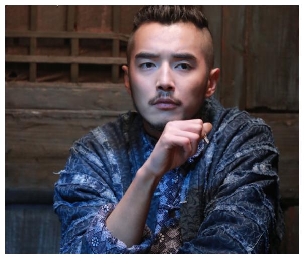 "河神"金世佳街边抽烟撸串,抠完脚直接剔牙,太不修边幅