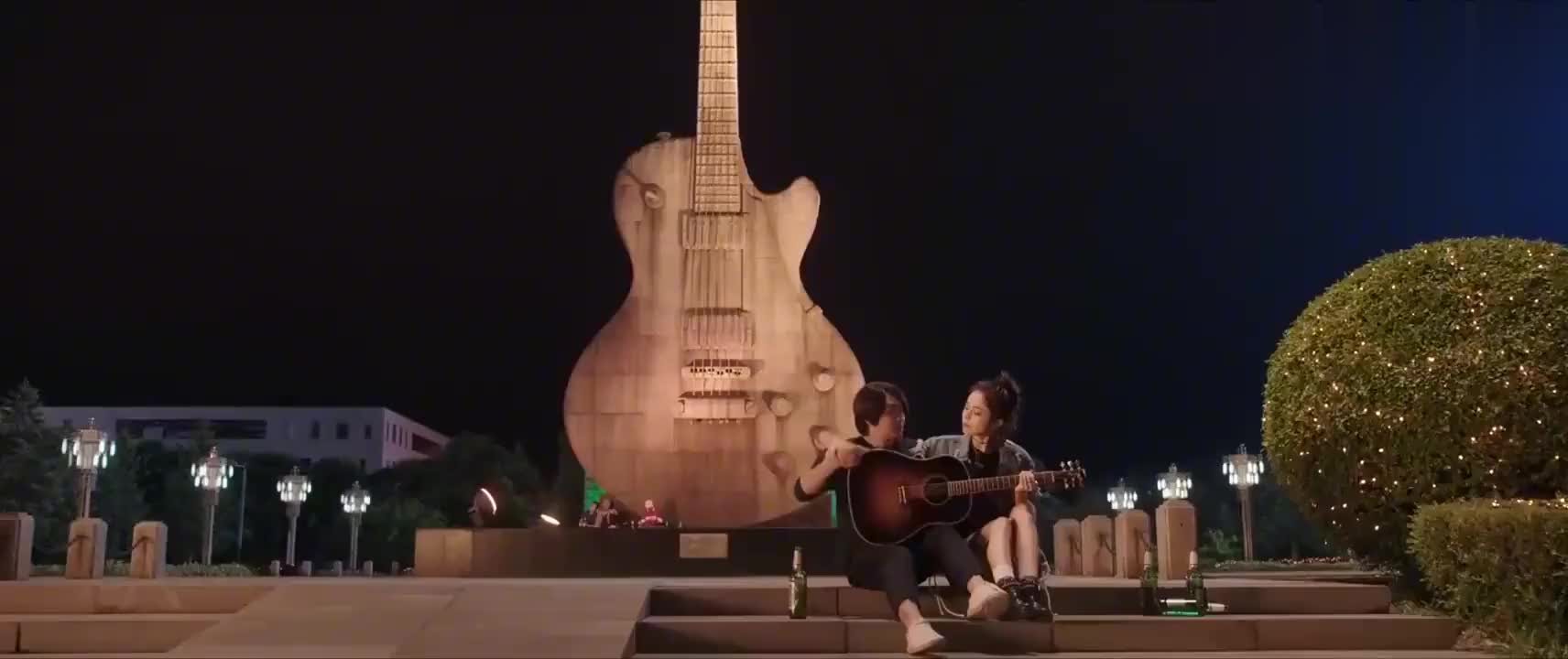 缝纫机乐队一把吉他也能两个人一起弹有点满屏幕的狗粮