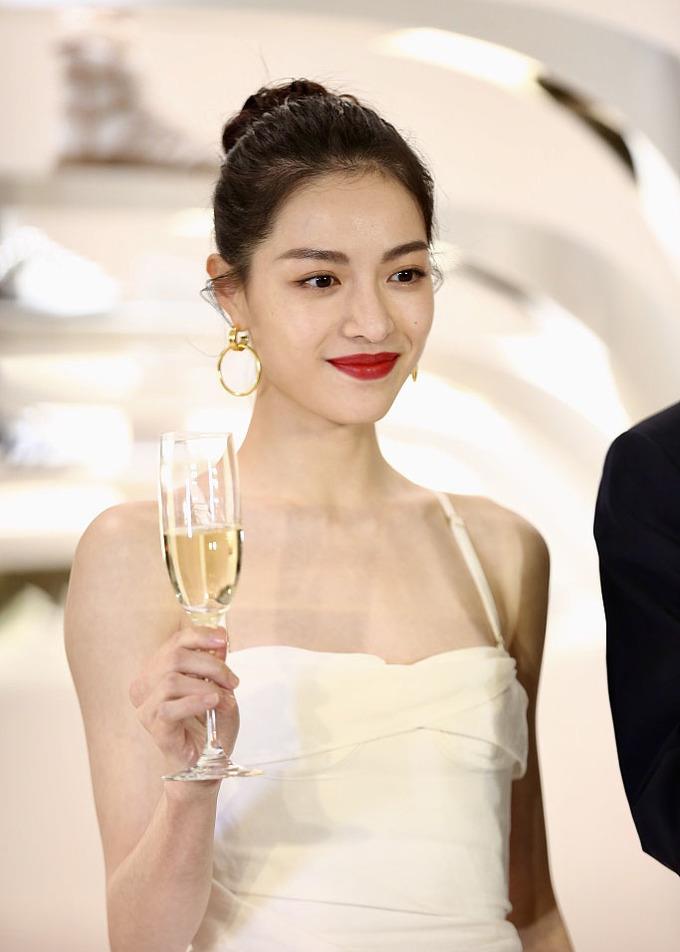 钟楚曦穿白色吊带裙亮相大秀直角肩和美背清凉性感生图超能打