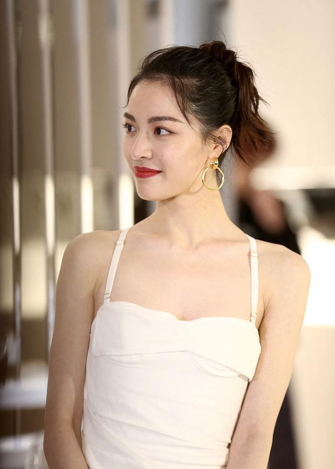 钟楚曦穿白色吊带裙亮相大秀直角肩和美背清凉性感生图超能打