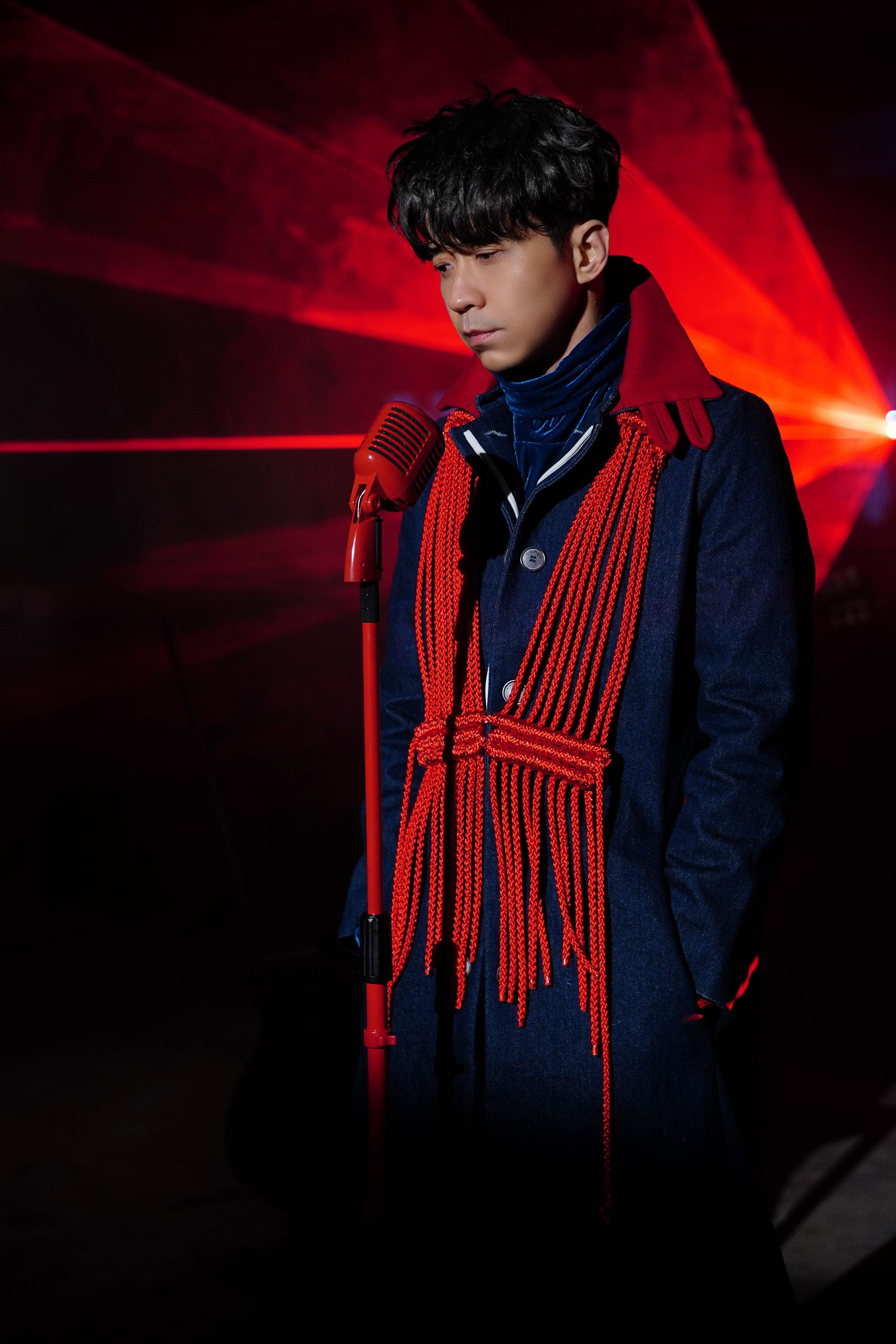 光良mv颠覆形象玩捆绑 直呼像在拍恐怖片