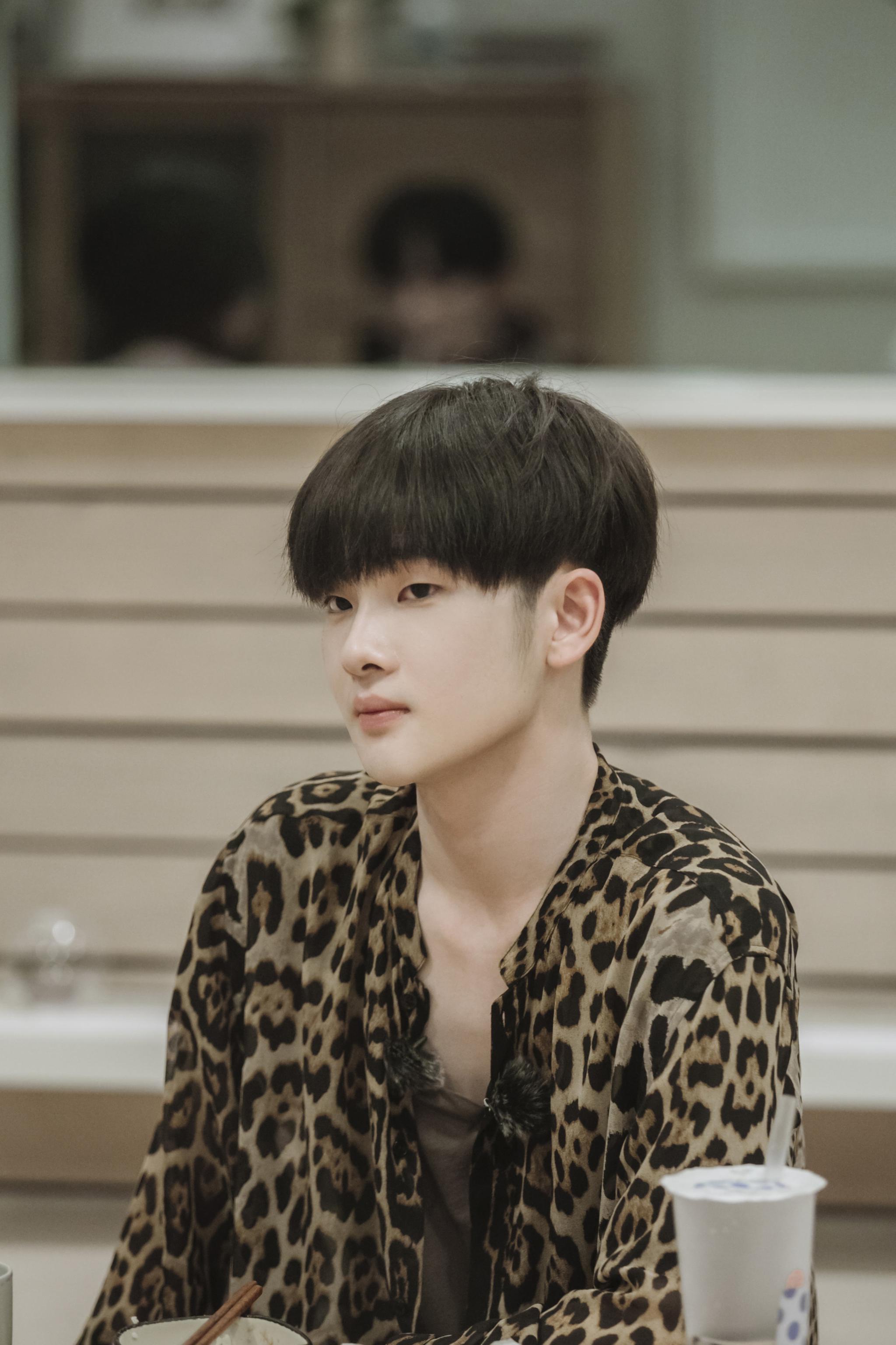 《朋友请听好》周震南大胆尝试豹纹v领衬衫,又野又