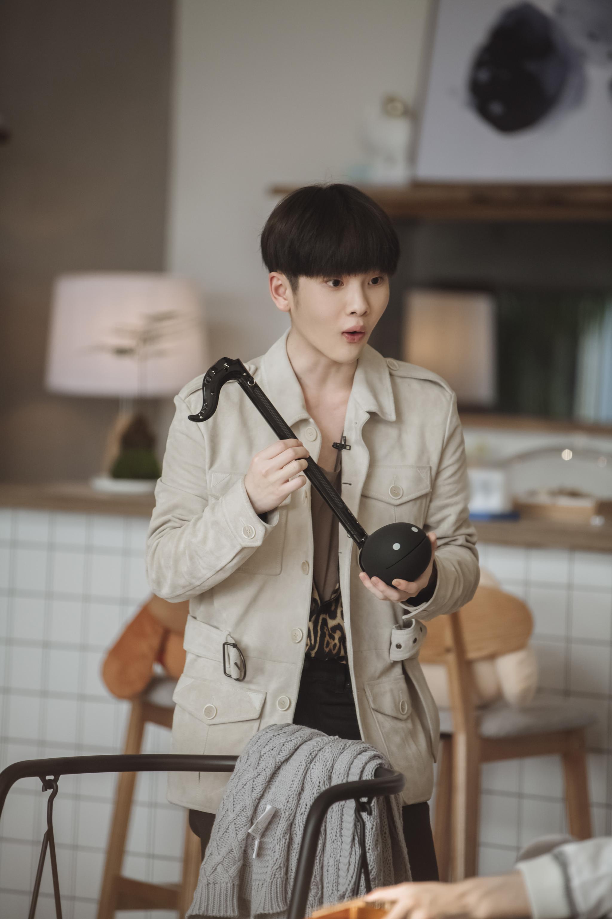 《朋友请听好》周震南大胆尝试豹纹v领衬衫,又野又乖自带高级感