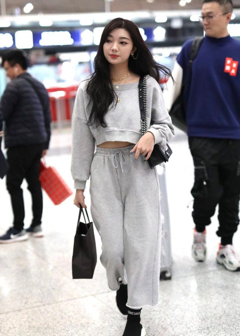 1 / 7 2019年10月28日,北京,火箭少女101成员李紫婷现身机场.