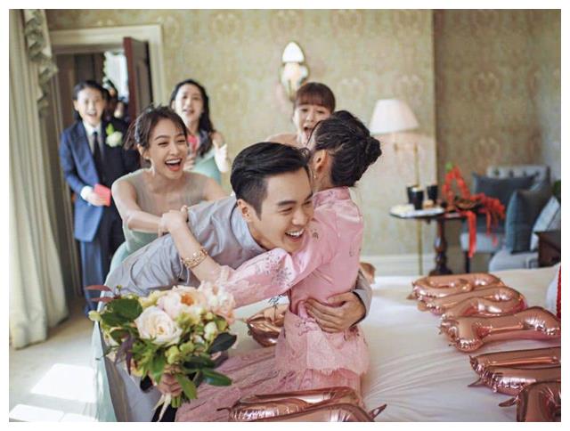 唐艺昕宣怀孕后首晒照,四肢纤细肚大如箩状态佳,自侃孕期最爱游