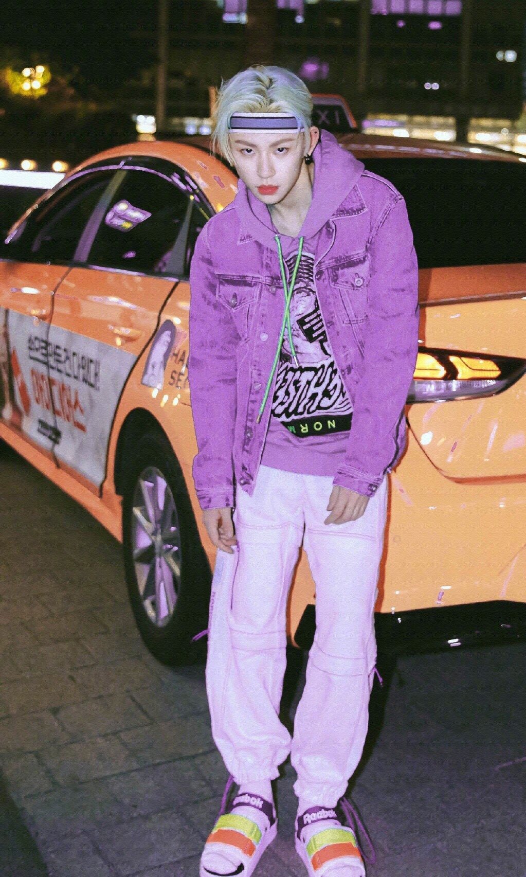 冬季觉得黑白灰过于单调?不如试试超吸睛的紫色系穿搭