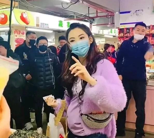 张柏芝已怀第四胎 肚子大到遮不住 网友 为了要个女儿太拼了