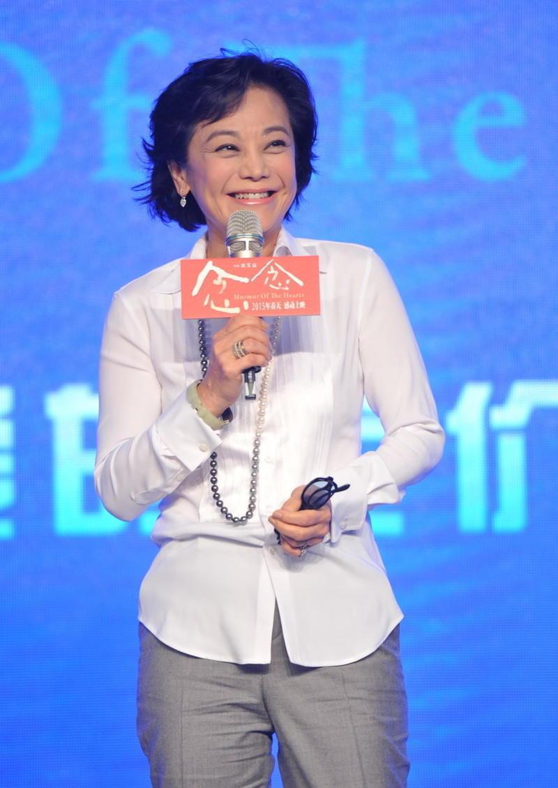 张艾嘉穿出了50后想要的高级感,白衬衫配西裤,气质简约又洋气