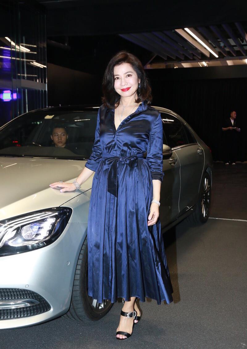 钟楚红才是贵妇气质,穿缎面衬衣裙优雅高贵,60岁依然凹凸丰盈_高清