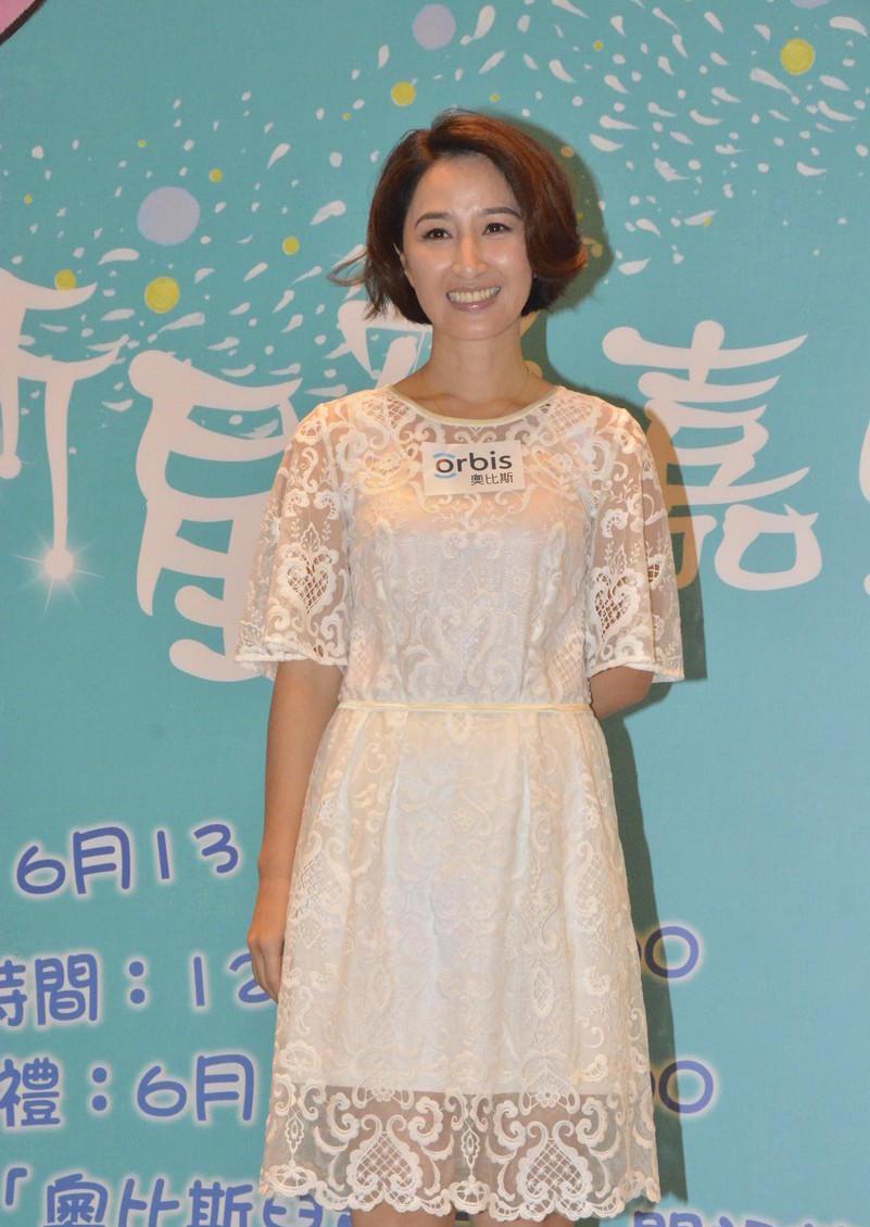 关咏荷年过半百气质愈发温柔白色蕾丝连衣裙清新优雅端庄温婉