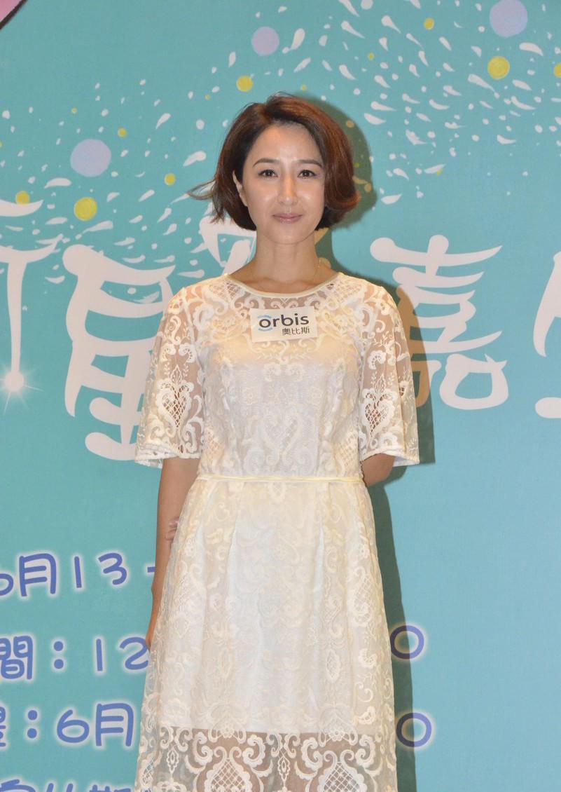 关咏荷年过半百气质愈发温柔白色蕾丝连衣裙清新优雅端庄温婉