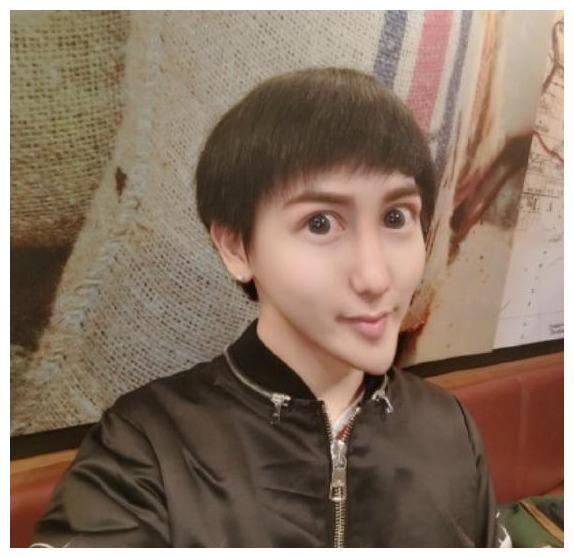 蛇精男刘梓晨近照流出,迷恋整容千百回,再次整容终成清新男孩