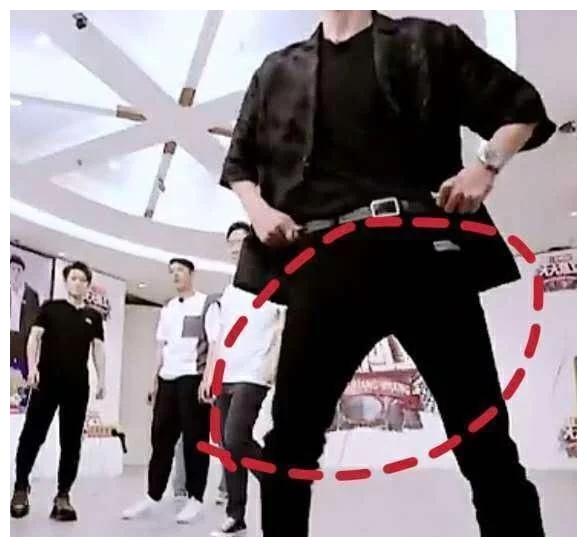 王一博《天天》教哥哥顶胯,镜头太近暴露了身材,腰带位置被吐槽