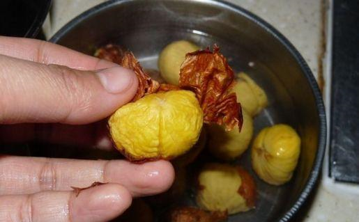 生板栗好吃皮难剥老妈教我这3招不用手抠板栗皮自动脱离