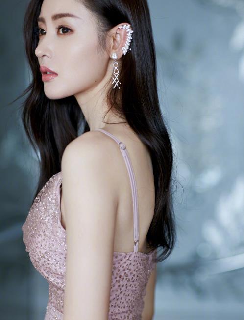 裙子不如耳饰有特色张天爱身材才抢镜这腰谁受得了