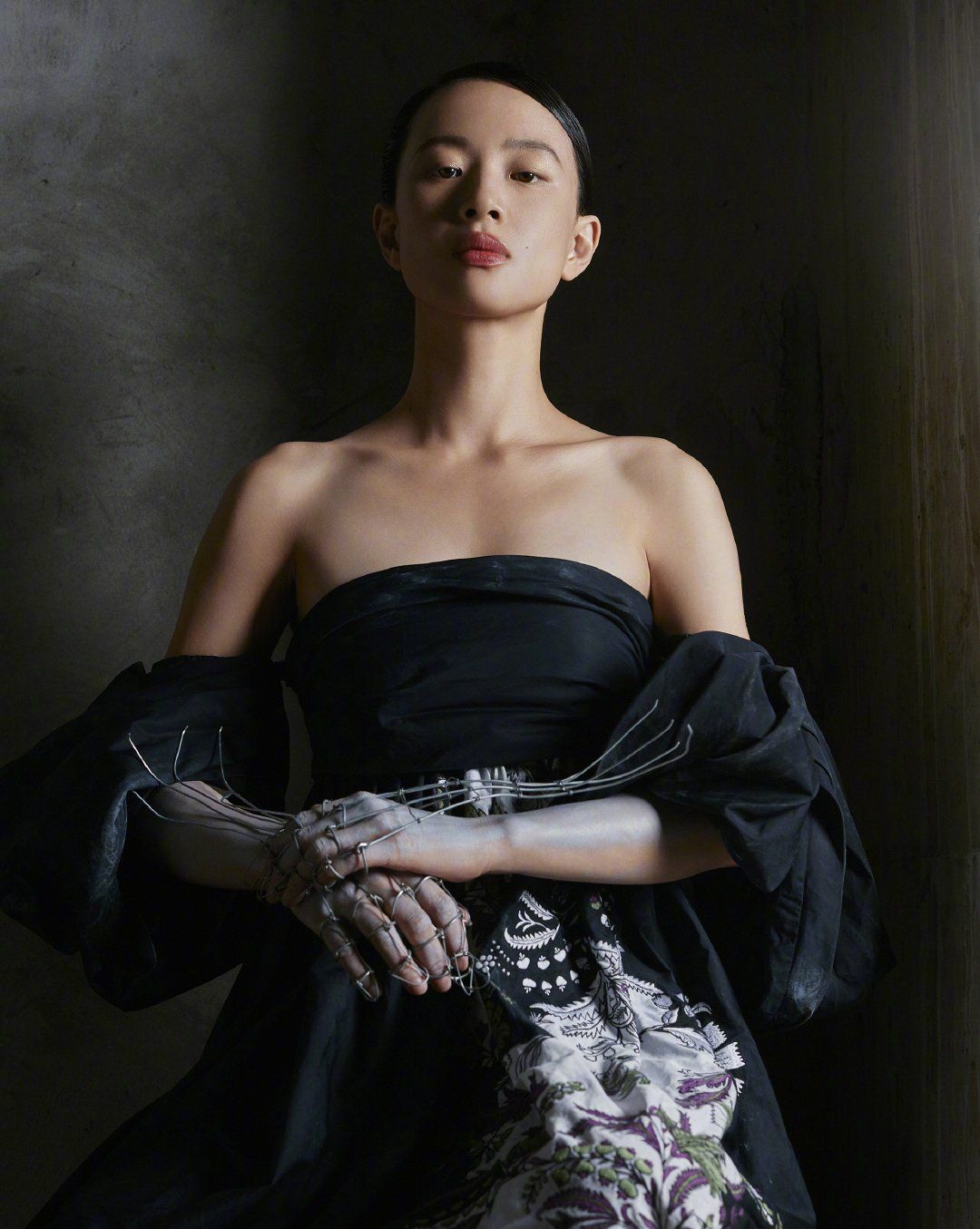 《隐秘的角落》里的王瑶扮演者李梦,登上知名杂志8月刊