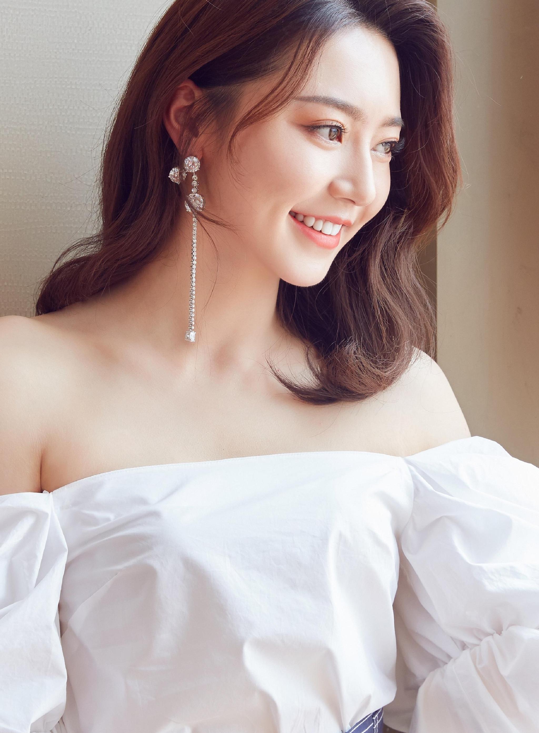 黄梦莹 白色泡泡袖上衣 蓝裙子 甜美俏皮_高清图集_新浪网