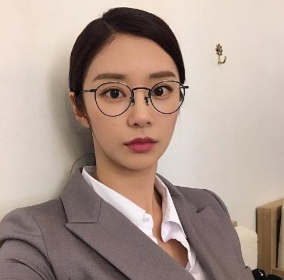 韩国女艺人李主傧写真