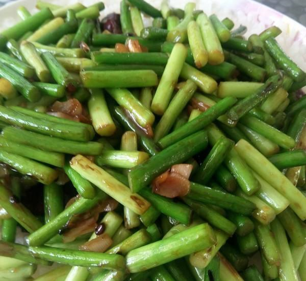 炒蒜苔时,别只会焯水,多加这2种,炒出来又脆又绿,还入味|蒜苔|牛肉
