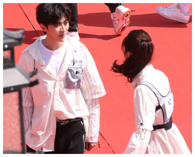 蔡徐坤身高有多优越和超模何穗同框依旧有满满的cp感