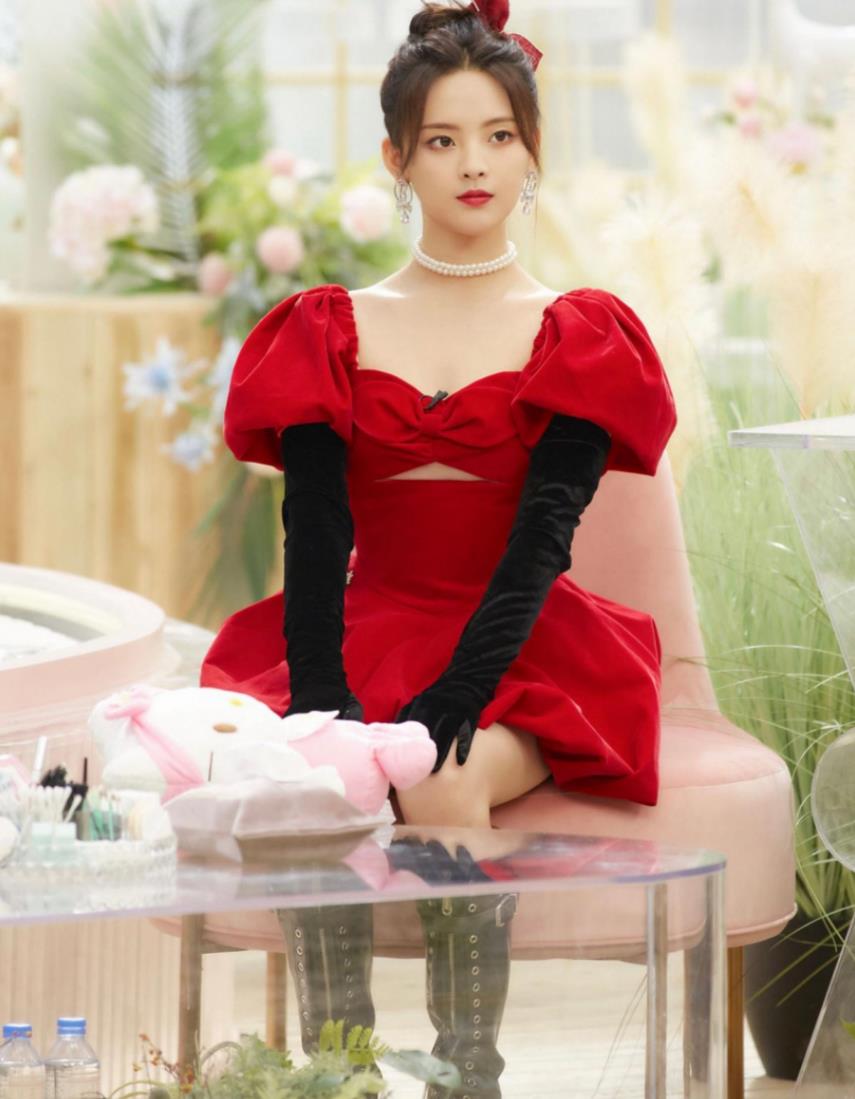 杨超越穿红色连衣裙显白显瘦显腿长!短裙学她这么穿,超显身材好