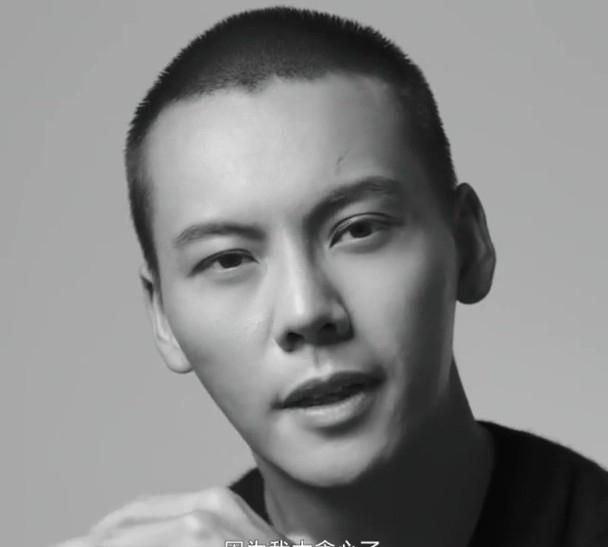 组图:陈伟霆再拍黑白广告寸头帅气 这次不秀英文挑战普通话