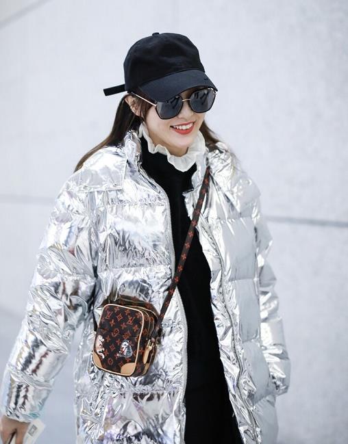 唐嫣的长相,身材真有优势,穿银色羽绒服走机场,简约时髦又高级