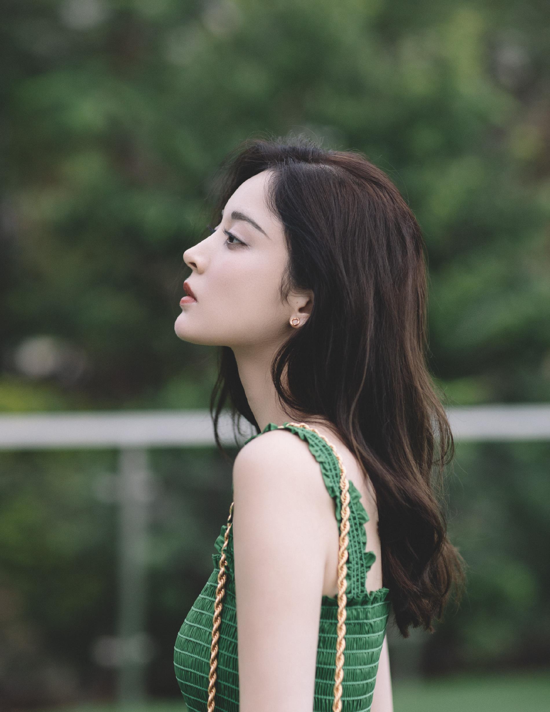 古力娜扎写真,一袭绿裙,气质优雅,清新可人