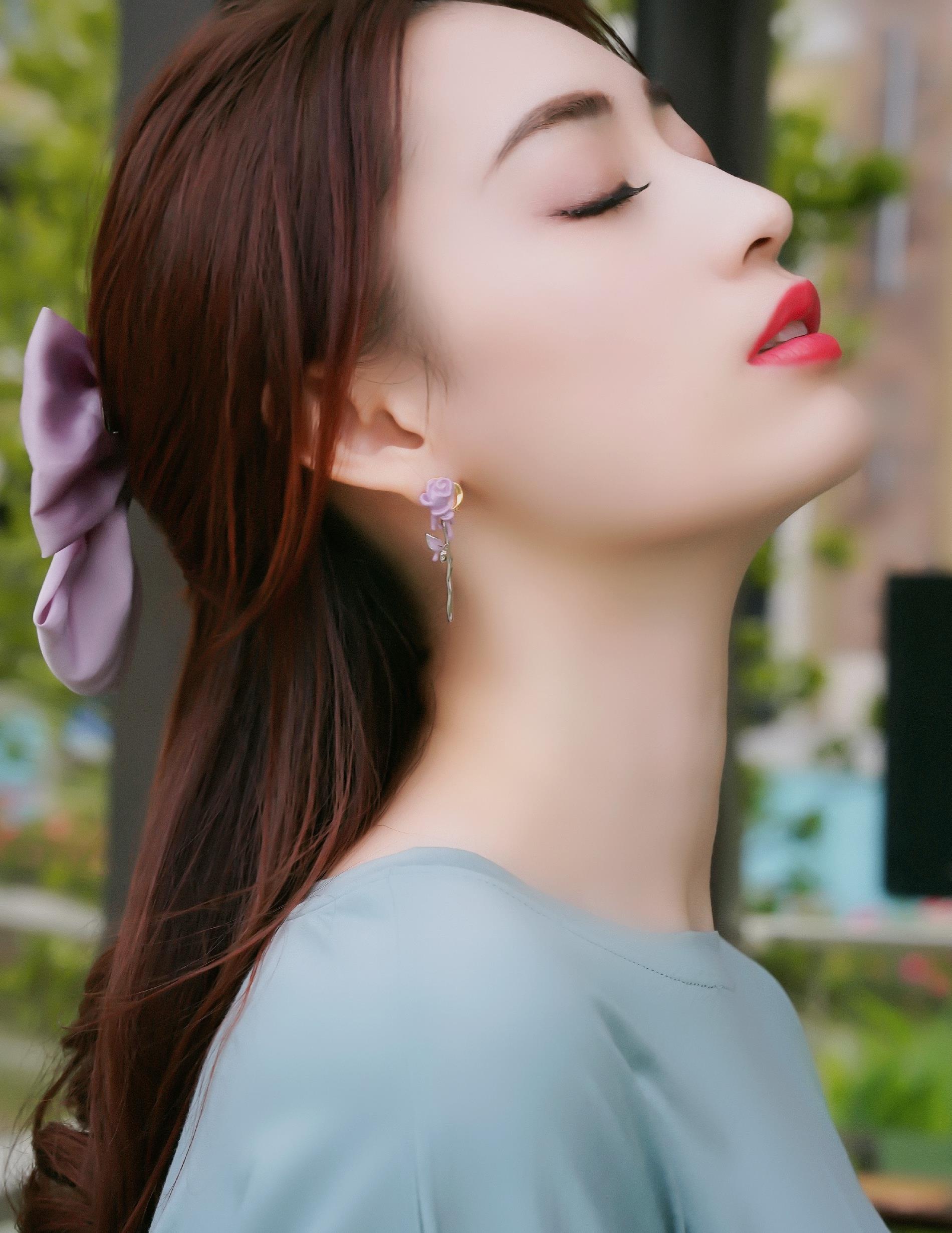 谭乔尹写真,红唇娇艳,肌肤雪白,美丽迷人