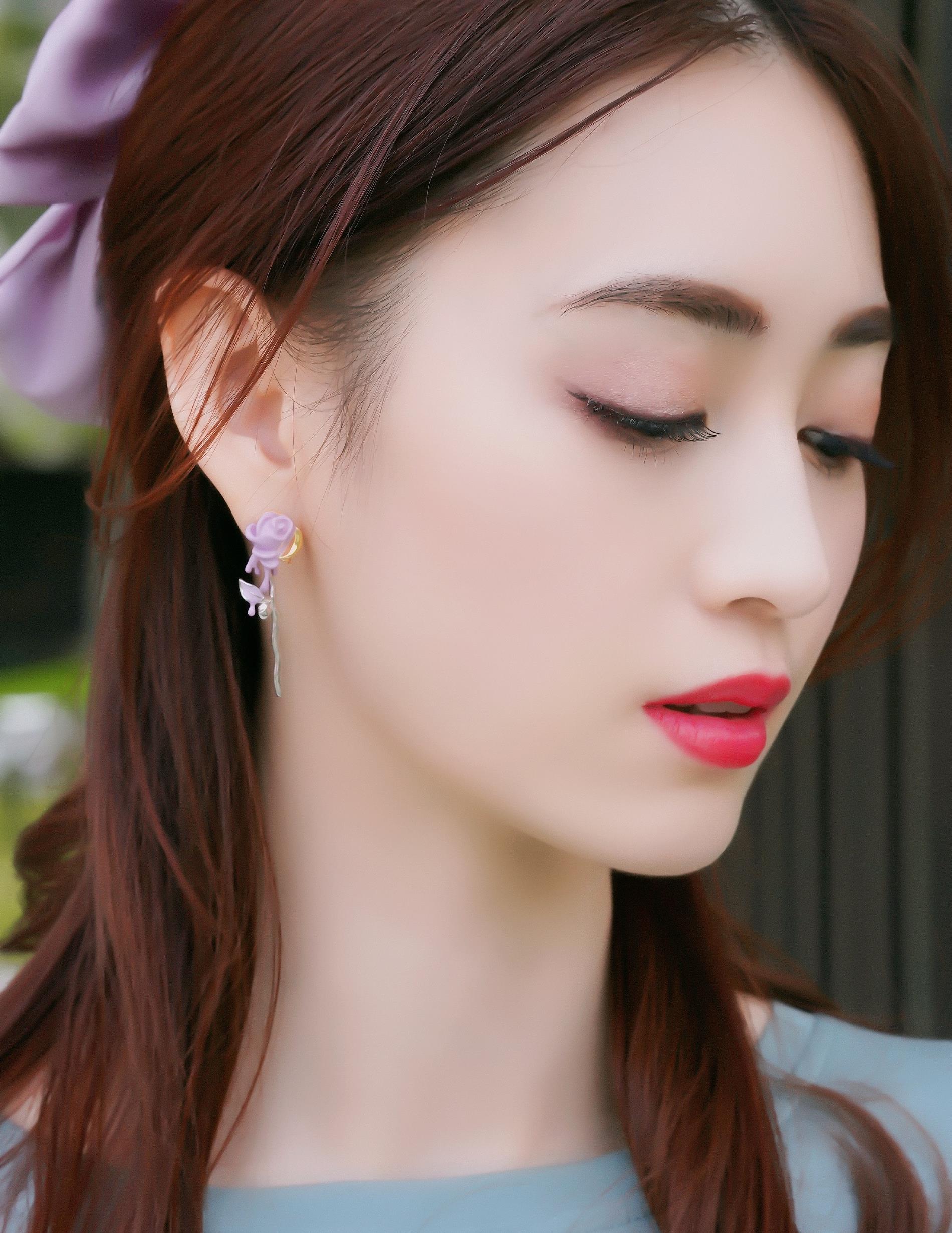 谭乔尹写真,红唇娇艳,肌肤雪白,美丽迷人