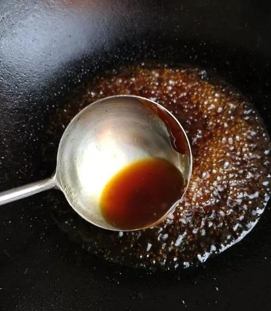 炒糖色冰糖直接炒就废了没做这一步糖色不红亮还易糊