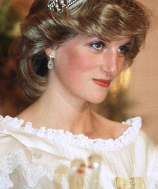 戴安娜王妃太美了,皇室最会穿搭的王妃,她的笑容是最美的配饰