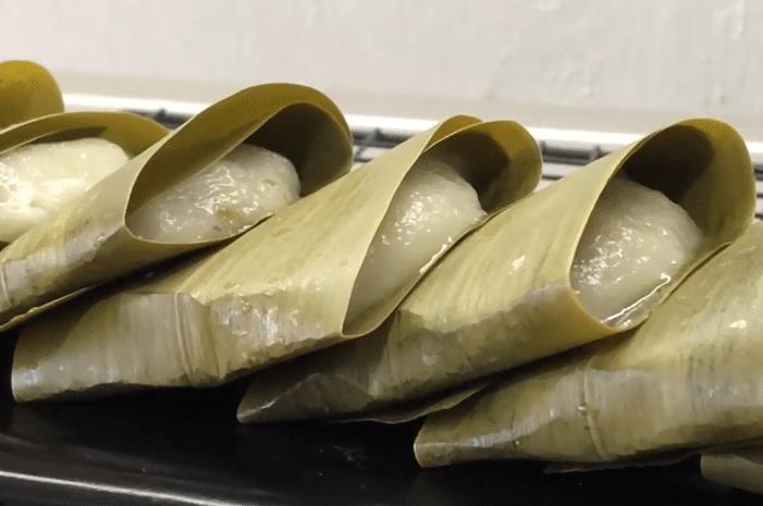 分享一款粽叶花生糯米饼,清香软糯,营养好吃,老少皆宜的美食