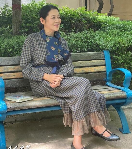 61岁倪萍近照曝光,端庄优雅气质好,减肥成功惊现尖下巴
