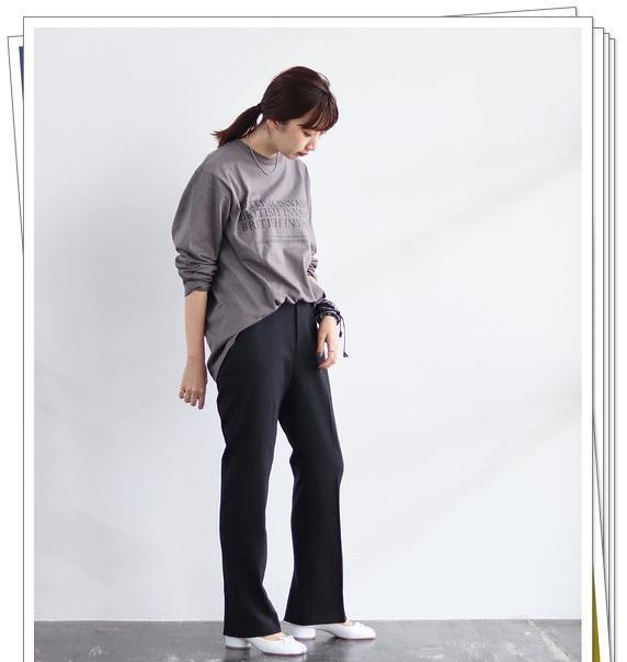 带有字母的灰色t恤,宽松的廓形.