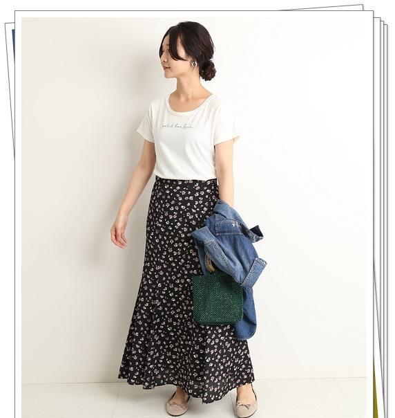 雪纺面料的碎花半身裙,几乎没有透明的感觉,只需休闲搭配印花t恤即可.