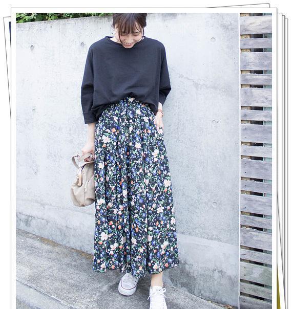 白色碎花半身裙白色的单品让人耳目一新,搭配深色长袖针织衫,进入秋天