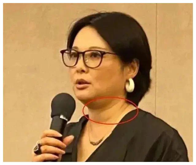 47岁袁立三婚后太幸福,近照发福明显,脸部圆润脖子胖一圈